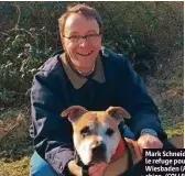  ?? (COLLECTION PERSONNELL­E) ?? Mark Schneider en visite dans le refuge pour animaux de Wiesbaden (A), où il parraine un chien.