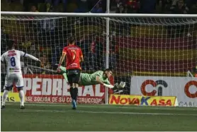  ?? JORGE CASTILLO ?? Luis Gabriel se lanzó con todo pero no pudo impedir el gol.