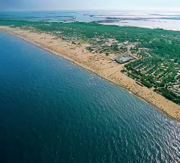  ??  ?? In fase di riorganizz­azione La spiaggia di Rosolina è pronta ad ospitare turisti