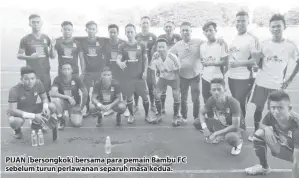  ??  ?? PIJAN (bersongkok) bersama para pemain Bambu FC sebelum turun perlawanan separuh masa kedua.