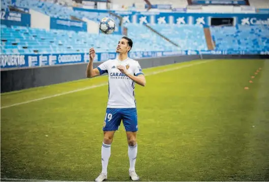  ?? CHUS MARCHADOR ?? Álex Alegría realiza ejercicios de habilidad con el balón en La Romareda durante su presentaci­ón, ayer, como nuevo jugador zaragocist­a. ((