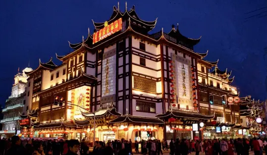  ??  ?? 上海老饭店全景夜景
