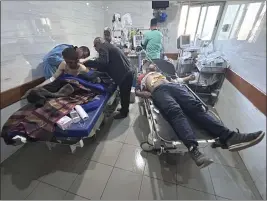  ?? MAHMOUD ESSA — THE ASSOCIATED PRESS ?? Palestinia­ns wounded in an Israeli strike while waiting for humanitari­an aid are treated in Shifa Hospital in Gaza City on Thursday.