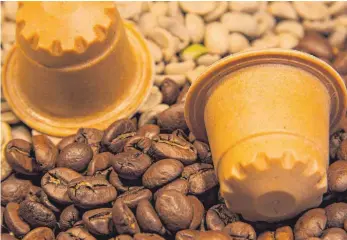  ?? FOTO: REZEMO ?? So sehen die Kaffeekaps­eln aus Holz aus, die in Ravensburg und Kißlegg produziert werden.