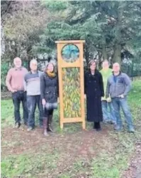  ??  ?? ■ Pictured are the Lions and Headteache­r Ella Roberts, Governor Sarah Baxter and carpenter Simon Price.