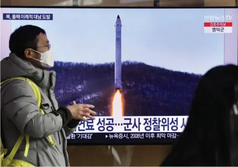  ?? ?? شاشة تلفاز في محطة قطار بسيؤول تعرض تقريرا إخباريا عن الصواريخ الكورية الشمالية أمس. ⬛