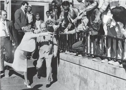  ?? JERRY TOMASELLI/CHICAGO TRIBUNE ?? It was “gimme five” as Mayor Jane Byrne shook hands with youngsters on April 2, 1981, outside a Cabrini-Green building where she earlier waved to the crowd from window of her fourth-floor apartment.