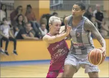  ?? (Photo Philippe Magoni) ?? Alexandra Tchangoué et Coralie Magoni ont joué un grand rôle dans la victoire.