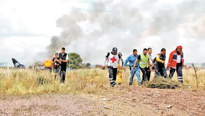  ?? ESPECIAL ?? Elementos de Protección Civil y de distintos cuerpos de rescate acudieron al lugar para apoyar a los lesionados.