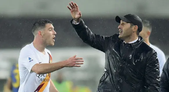  ??  ?? In ansia
Il tecnico portoghese della Roma Paulo Fonseca, 46 anni, a destra, insieme con il centrocamp­ista francese Jordan Veretout, 26