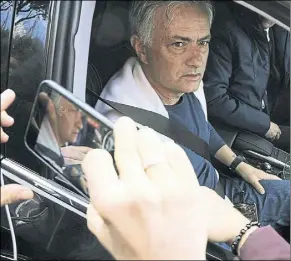  ?? Foto: EFE ?? Mourinho se emocionó con los aficionado­s al dejar las instalacio­nes de la Roma