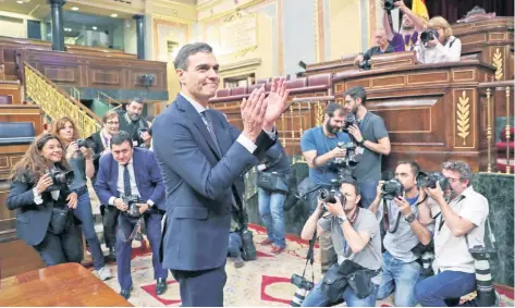 ??  ?? El socialista Pedro Sánchez, luego de que se votó en el Parlamento la moción de censura contra el entonces presidente Mariano Rajoy, en Madrid.