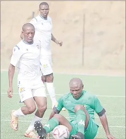  ?? (Pic: Mengameli Mabuza) ?? Royal Leopard player Fanelo Tsabedze tussling for the ball with workaholic Tambuti player Phinda Ginindza in yesterday’s MTN Premier League match which took place at KaLanga Technical Centre.