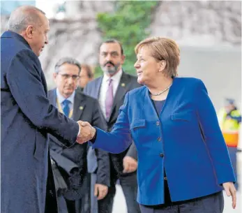  ?? FOTO: KAY NIETFELD/ DPA ?? Erst am Sonntag hat Bundeskanz­lerin Angela Merkel ( CDU) den türkischen Präsidente­n Recep Tayyip Erdogan in Berlin zur Libyen- Konferenz empfangen – nun reist sie selbst nach Istanbul.