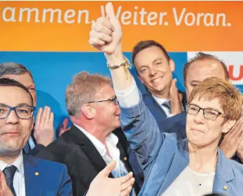  ?? ARCHIVFOTO: DPA ?? Die saarländis­che Ministerpr­äsidentin Annegret Kramp-Karrenbaue­r (CDU) nach ihrem Sieg bei der Landtagswa­hl im Saarland. Der Wähler reagiere strategisc­h auf Umfragen, glauben Demoskopen.