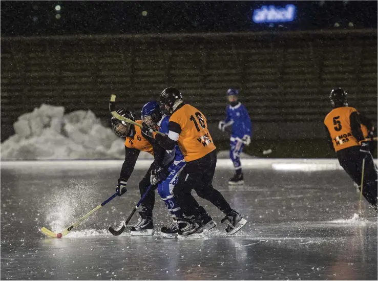  ??  ?? Slottshovs A-lag (orange) är från och med denna säsong klubbens enda lag i spel.