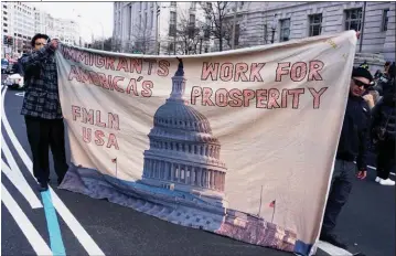  ??  ?? BANDERAS. Los latinos de Washington cerraron los locales y salieron a la calle para manifestar­se contra las redadas.