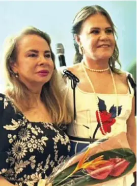  ?? ?? Socorro Figueiredo Alves, ex-presidente da Associação dos Cônjuges dos Magistrado de Pernambuco, ganha homenagem da atual presidente, Sandra Paes Barreto