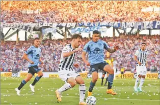  ?? ?? PODER DE CONVOCATOR­IA. El último Talleres-Belgrano se jugó el 11 de octubre en el Kempes, con 60.000 hinchas albiazules en las tribunas.