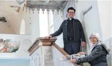  ?? FOTOS: EUGEN KIENZLER ?? Dekan Peter Müller und die gewählte Vorsitzend­e Rita Oehler freuen sich über das baldige Ende der gelungenen Kirchenren­ovation.