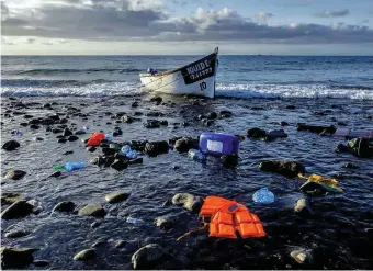  ?? FOTO: JAVIER BAULUZ ?? Die verschärft­en Regeln könnten abschrecke­nd wirken, sodass vielleicht nicht mehr so viele Migranten die gefährlich­e Flucht per Boot nach Europa wagen.