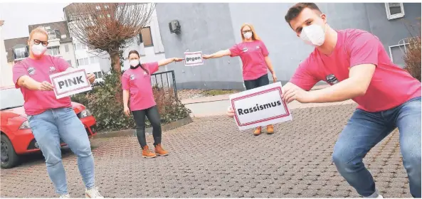  ?? FOTO: CHRISTIAN BEIER ?? Werben für die Aktion gegen Rassismus: Kirsten Mühlenhoff , Irina Bernevec, Mirella Kuhl und Robin Leibel (v. l.).