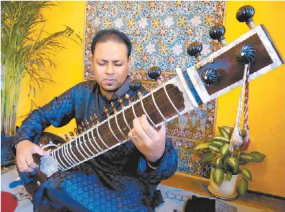  ?? XAVIER QUIRARTE ?? La música de India es improvisad­a en 95 por ciento, explica el discípulo de Bimal Chatterjee.