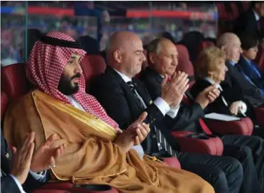  ??  ?? Mohammed bin Salman (til venstre), FIFA-praesident Gianni Infantino og Ruslands praesident Vladimir Putin til åbningskam­pen mellem Rusland og Saudi-Arabien, der endte 5-0 til vaerterne. Mohammed bin Salman har ivaerksat store reformer og gjort op med...