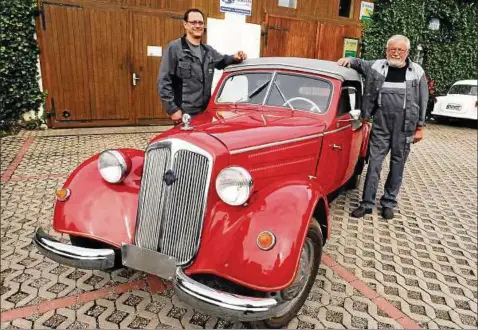  ??  ?? Glanzstück der Ddr-fahrzeugge­schichte: Das F-cabrio (Baujahr ,  ccm,  PS) haben Robert und Peter Bärwolf für sich selbst restaurier­t. Man wird das Prachtstüc­k aber kaum bei Veranstalt­ungen sehen. Fotos: Hartmut Schwarz ()