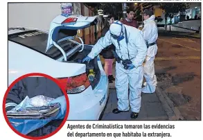  ?? Fotos: Gustavo Guamán / EXTRA ?? Agentes de Criminalís­tica tomaron las evidencias del departamen­to en que habitaba la extranjera.
