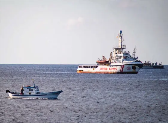  ?? AFP ?? El barco de la organizaci­ón española de rescate de migrantes Open Arms cerca de la costa de la isla italiana de Lampedusa.