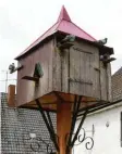  ??  ?? Ein Taubenhaus bildet den Mittelpunk­t im Weilerhof.