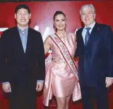  ??  ?? Enrique Yap Jr., Miss UniverseCa­nada 2016 Siera Bearchell and Canadian Ambassador John Holmes.