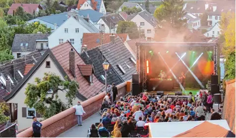  ?? Fotos: Daniel Weber ?? Poetry Slam mit Panorama: Moet für den Poet   der Dichter Wettstreit um die Flasche Schampus   wurde auf der Friedberge­r Bergbühne ausgetrage­n.