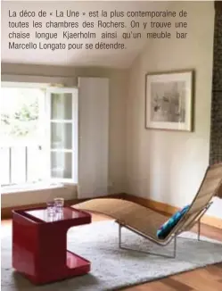  ??  ?? La déco de « La Une » est la plus contempora­ine de toutes les chambres des Rochers. On y trouve une chaise longue Kjaerholm ainsi qu'un meuble bar Marcello Longato pour se détendre.