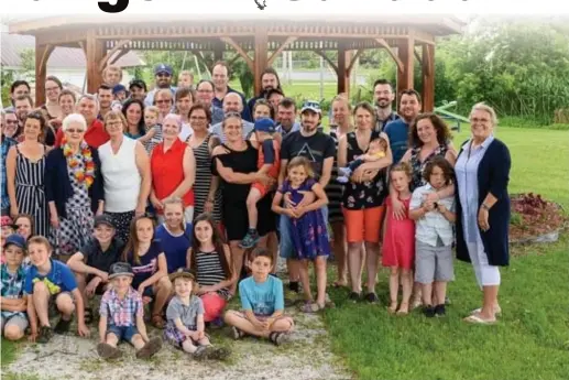  ?? FOTO'S RR ?? De hele familie in juni 2019 tijdens het feest voor Virginie (met bloemenkra­ns) haar 90ste verjaardag.