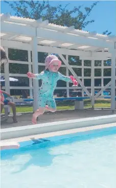  ?? ?? Enjoying time at Waikanae Swimming Pool.