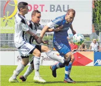  ?? FOTO: THORSTEN KERN ?? Jonas Klawitter (rechts) schoss in seinem letzten Spiel für den FV Ravensburg II zwei Tore gegen den SV Mietingen (Marcel Rolser und Patrick Klaus).