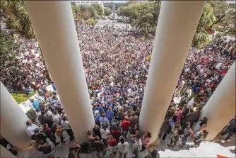  ?? MARK WALLHEISER / ASSOCIATED PRESS ?? An estimated 5,000 protesters rallied at the old Florida Capitol building on Wednesday to press lawmakers for changes in the state’s gun laws. About 100 of the protesters were students who survived the Valentine’s Day massacre at Marjory Stoneman...