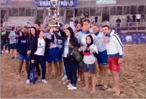  ?? (Photo P. L.) ?? L’équipe de France de beach soccer a brandi la coupe après sa victoire contre l’Italie (-) en finale à Fréjus.