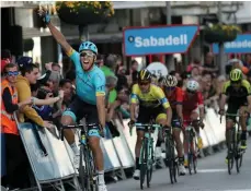 ?? /EFE ?? Omar Fraile (Astana) se impone al sprint en la quinta etapa de la Vuelta Ciclista al País Vasco.