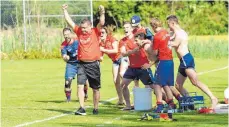  ?? FOTO: FAR ?? Geschafft: Trainer Dieter Koch freut sich über den Aufstieg in die Bezirkslig­a.