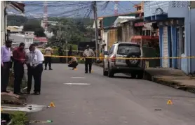  ?? ALONSO TENORIO ?? En el sitio quedó un carro con varios balazos en el parabrisas.