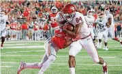  ?? [AP PHOTO] ?? Oklahoma receiver Lee Morris, right, scored his second career touchdown in as many career receptions in the Sooners’ 31-16 victory at Ohio State on Saturday night.