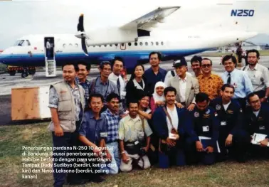  ??  ?? Penerbanga­n perdana N-250 10 Agustus di Bandung. Seusai penerbanga­n, Pak Habibie berfoto dengan para wartawan. Tampak Dudy Sudibyo (berdiri, ketiga dari kiri) dan Ninok Leksono (berdiri, paling kanan)