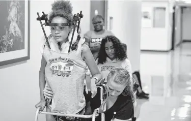  ?? Chevall Pryce / Staff ?? Lacy Johnson undergoes rehabilita­tion at TIRR Memorial Hermann, where she is learning to walk again while function comes back to the left side of her body.