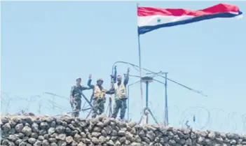  ??  ?? Borci vojske Bashara Al-Assada slave na brdu Al-Haara u regiji Al-Quneitra REUTERS