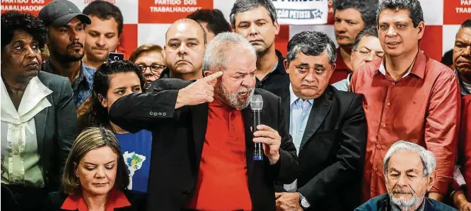  ??  ?? Discurso. Lula, entre a senadora Gleisi Hoffmann e o escritor Raduan Nassar, durante pronunciam­ento na sede do PT, em São Paulo, depois de ser condenado na Operação Lava Jato