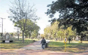  ?? FOTOS: JORGE SÁNCHEZ ?? La Plaza Versalles fue inaugurada en 1930 y rebautizad­a en el ‘52 como Ciudad de Banff, en honor a la urbe escocesa donde condecorar­on a San Martín en 1824. En unos 16.500 m2, entre Arregui, Roma, Lascano y Lisboa, convoca a los vecinos del oeste de la...