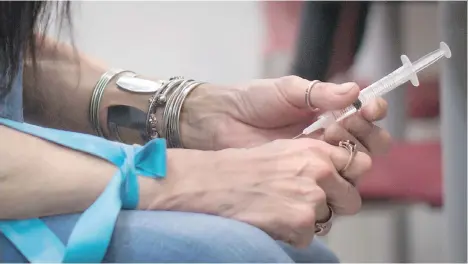  ?? THE CANADIAN PRESS/DARRYL DYCK ?? Tracey Loyer injects hydromorph­one at the Providence Health Care Crosstown Clinic in Vancouver’s Downtown Eastside in 2016. More than 19,000 people are enrolled in methadone and suboxone programs in B.C., but there’s a high dropout rate.